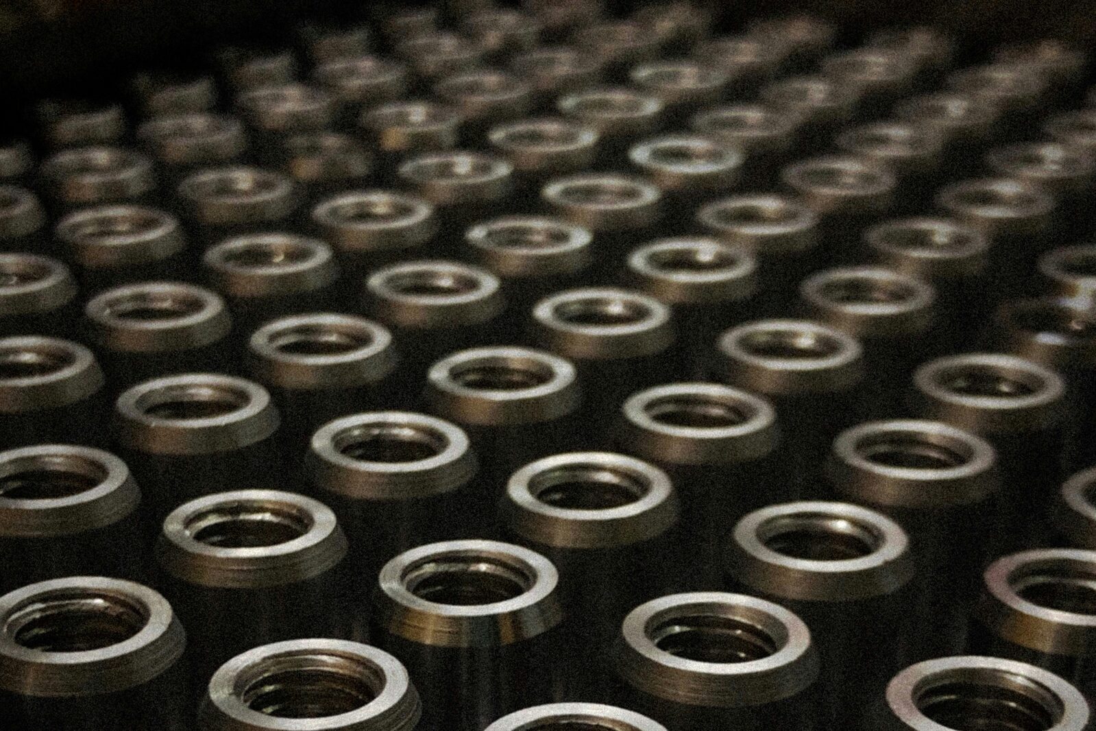 Reihen präzisionsgefertigter Gewindebuchsen aus Metall