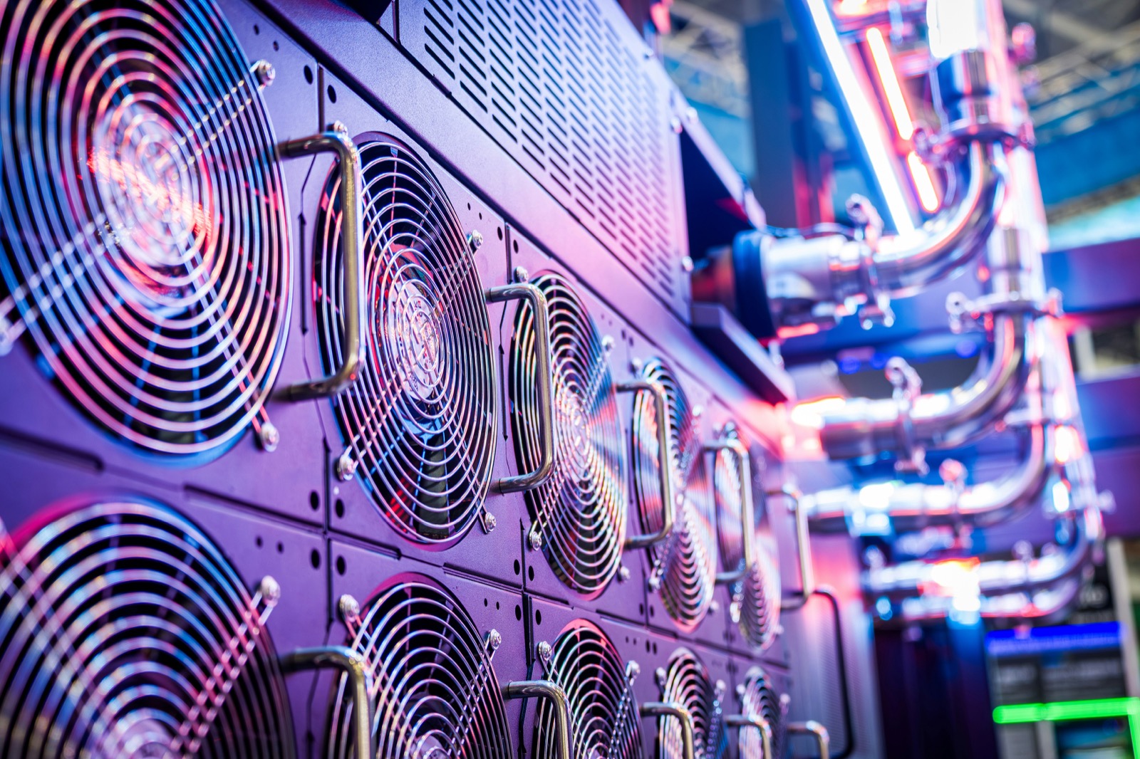 Reihe von Lüftern und Kühlleitungen an elektronischen Komponenten