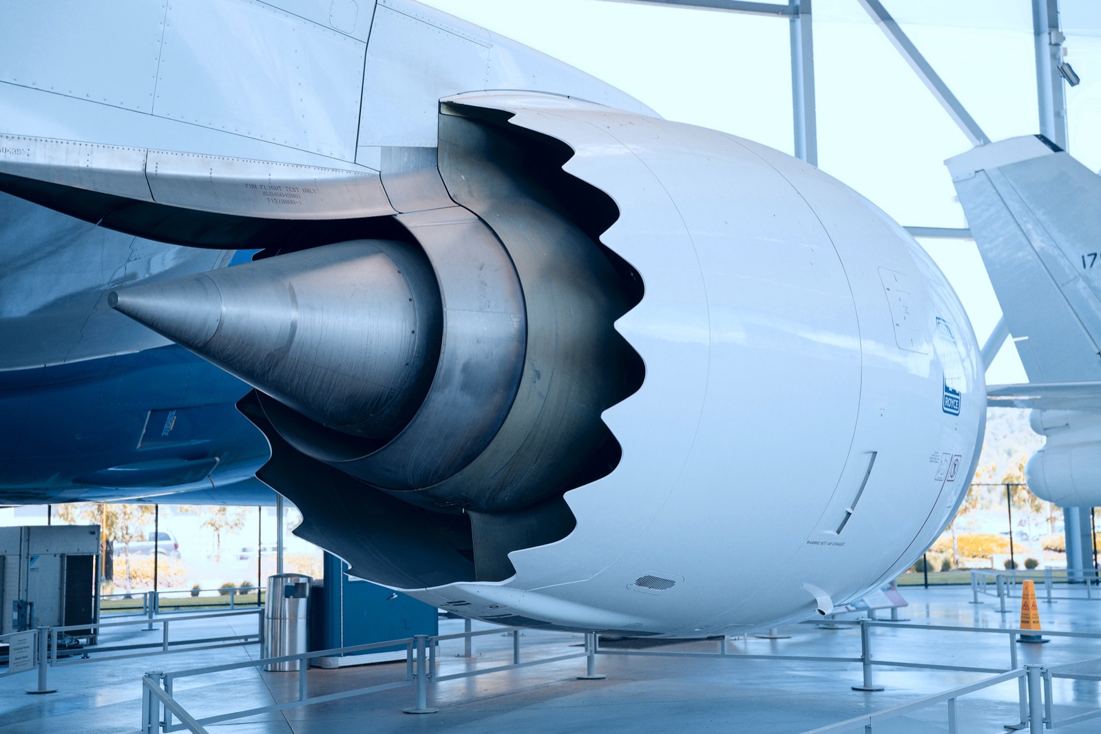 Turbinentriebwerk mit Chevron-Schubdüse an einem Passagierflugzeug