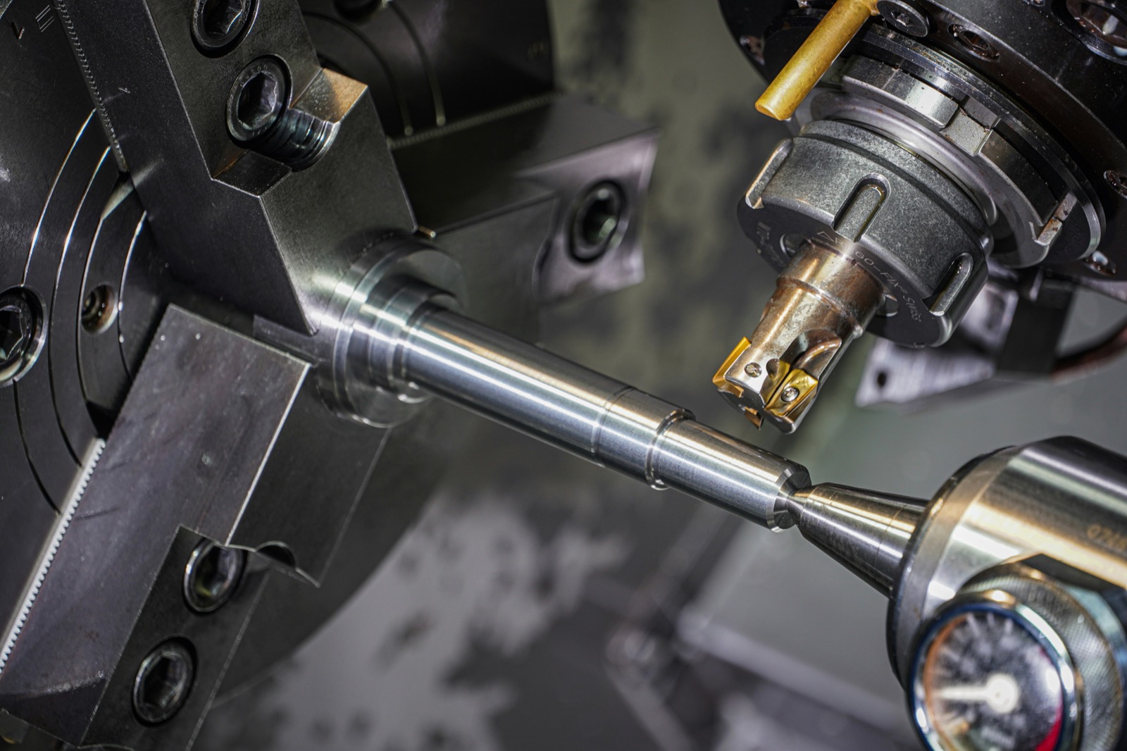 Präzisionswelle wird auf einer CNC-Drehmaschine bearbeitet