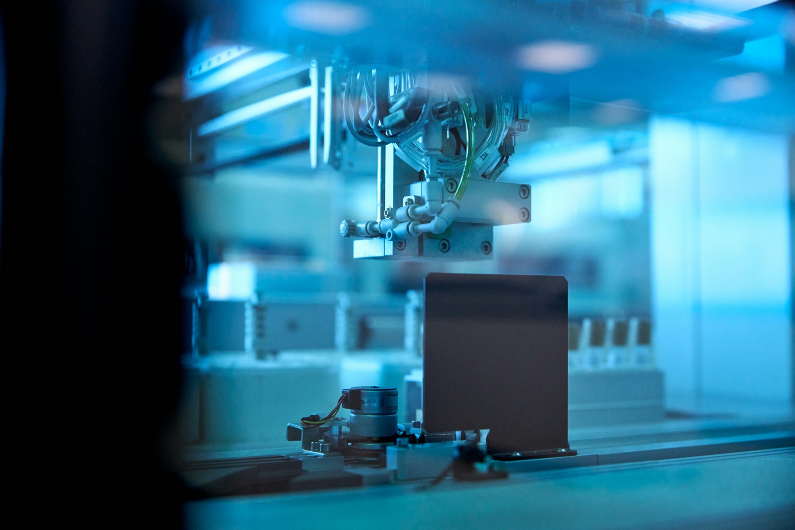 Präzisionsroboter bei der automatisierten Montage eines medizintechnischen Bauteils in der Reinraumfertigung